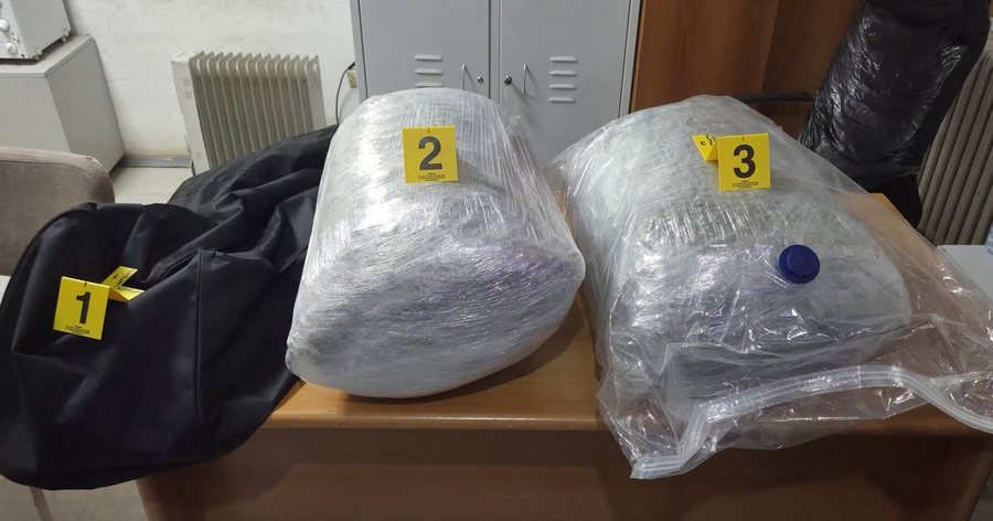 U kap teksa tentonte të kalonte kufirin me drogë/ Trafikuesi