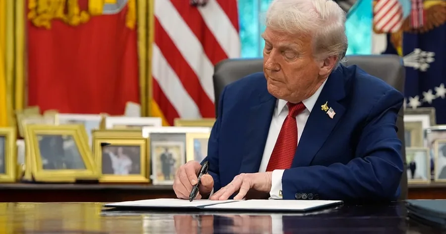 Trump shpall urdhërin ekzekutiv për miratimin e aplikacioneve të