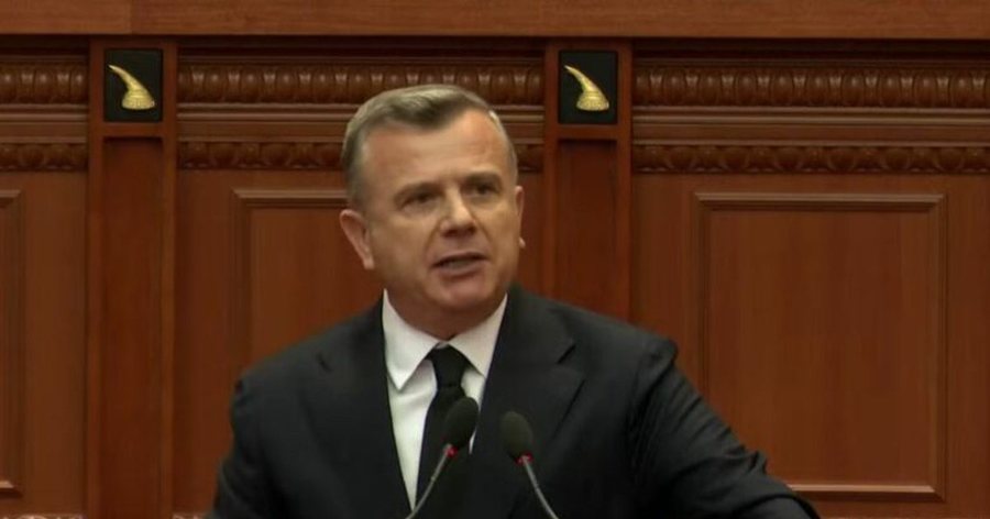 "Ti që bën interesantin, nuk di as të lexosh", plas keq