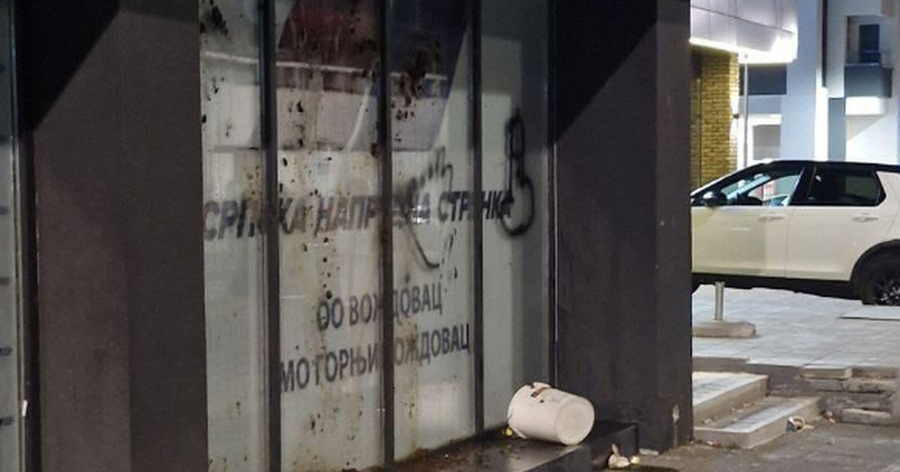 FOTO+VIDEO/ Serbët hedhin kova me pleh jashtë zyrave të