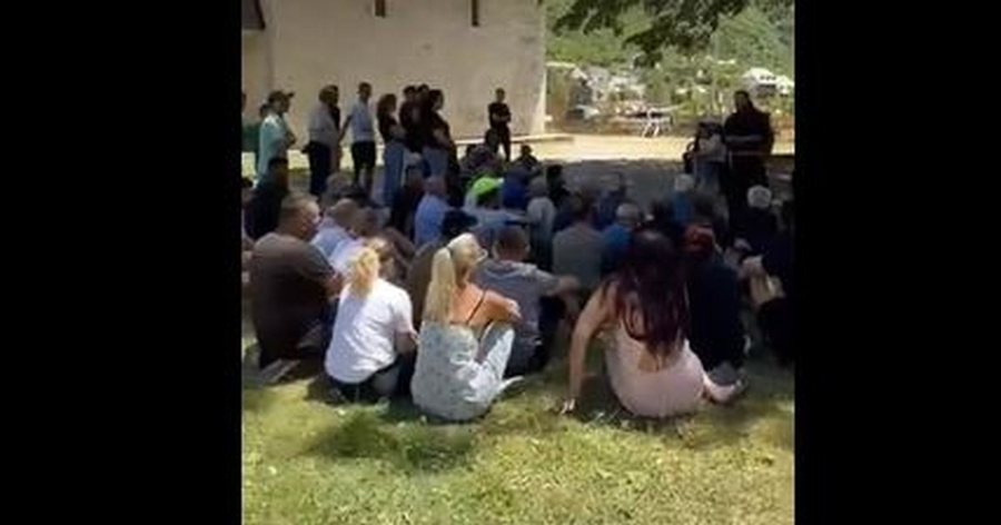 Situata në Theth/ Banorët ulen këmbëkryq pranë