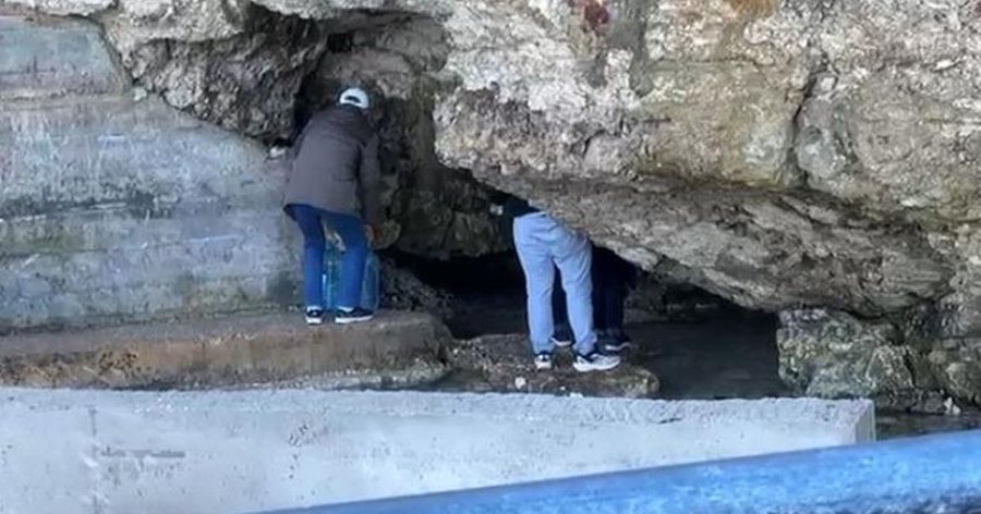 Dita e kat&euml;rt pa uj&euml; n&euml; Vlor&euml;/ Qytetar&euml;t dynden tek