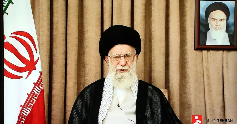 Shfaqja e parë publike e Ajatollah Ali Khameneit që nga fillimi i