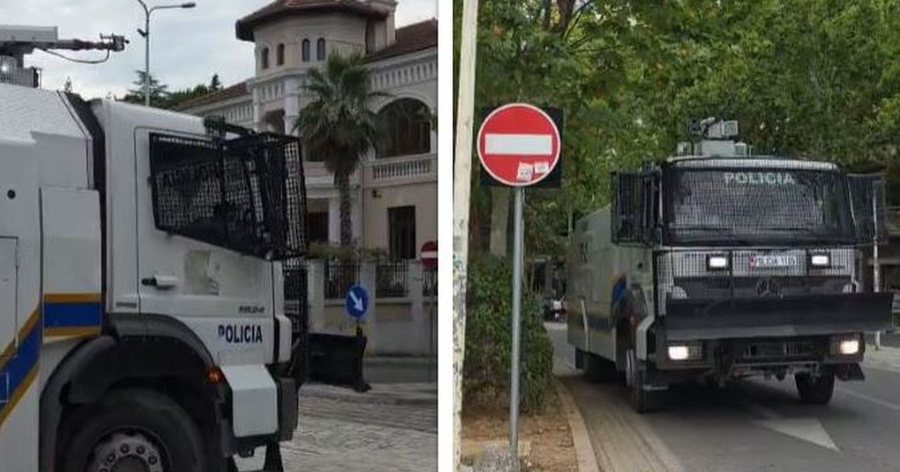Autoblinda dhe autoboti me uj&euml; rrethojn&euml; Parlamentin n&euml; pritje