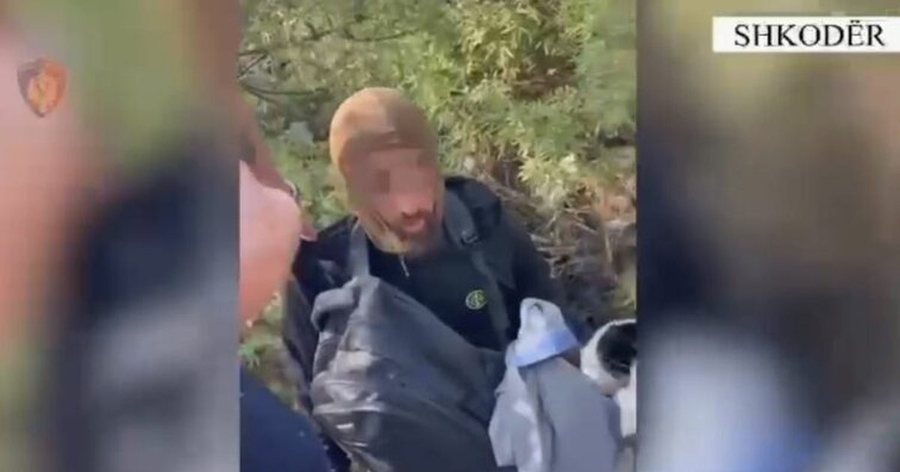 Me kapuç dhe i fshehur në shkurre, dalin momentet e arrestimit