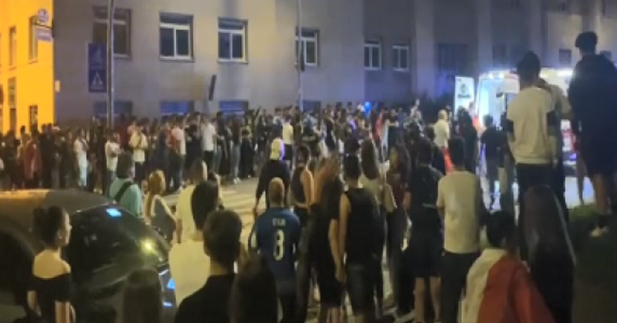 EMRI/ Goditi me thik&euml; dy tifoza pas ndeshjes n&euml; Itali!