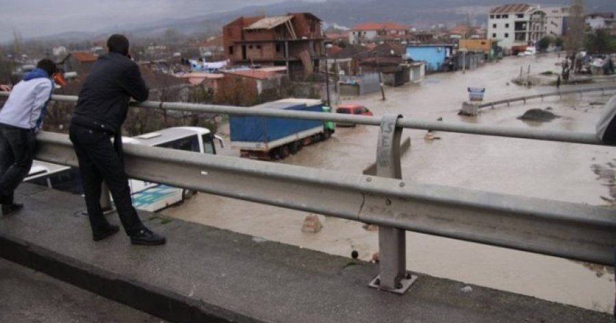 EMRI/ P&euml;rmbytjet n&euml; Durr&euml;s, sh&euml;nohet viktima e par&euml; nga