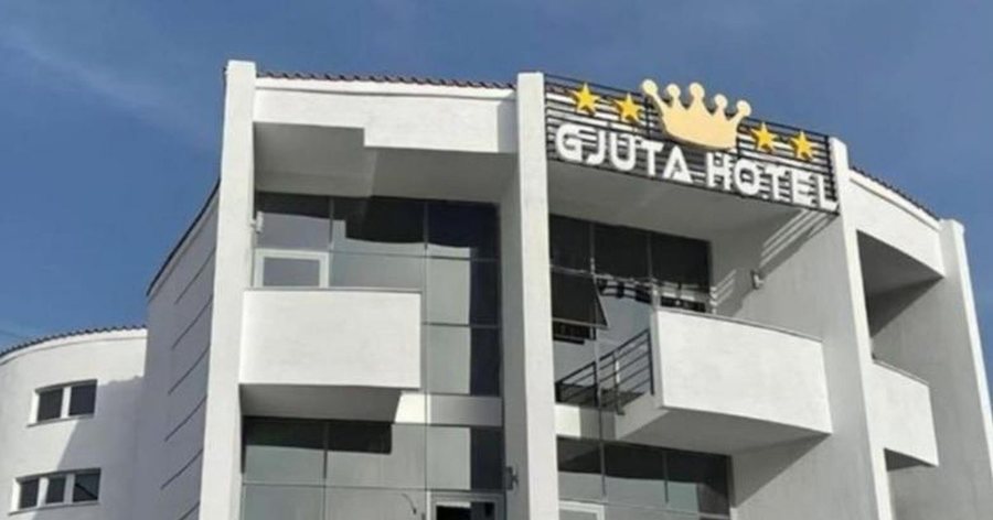 E reja u plagos me arm&euml; zjarri n&euml; dhom&euml;, i dashuri n&euml;