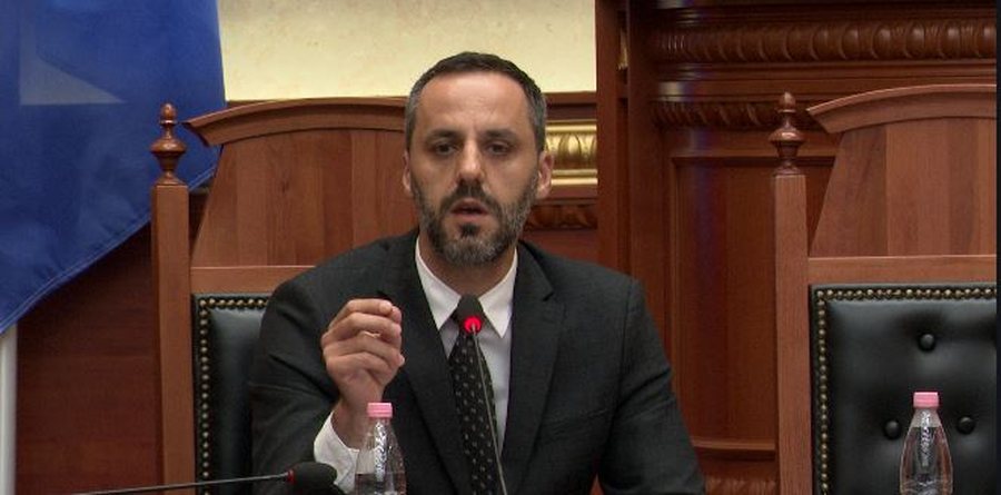 &ldquo;Refuzoj teatrin e sh&euml;mtuar&rdquo;, Lamallari i kthehet