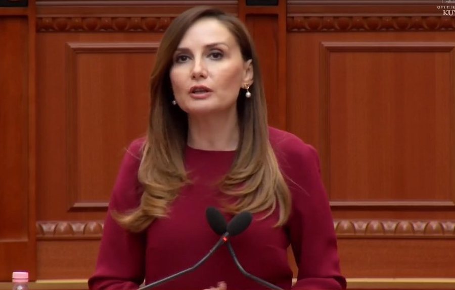 Tabaku reagon pas nd&euml;rhyrjes s&euml; policis&euml; n&euml; protest&euml;n e