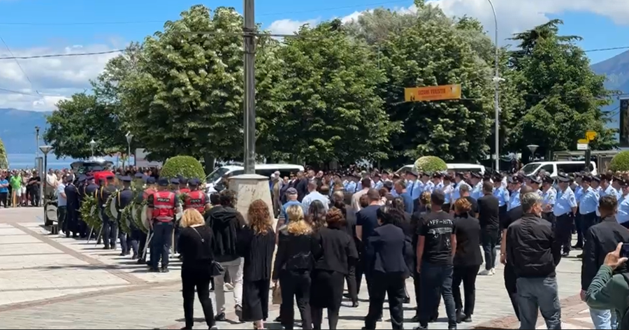 Trupi i policit hero p&euml;rcillet drejt banes&euml;s s&euml; fundit, do