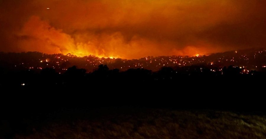 Zjarret "pushtojn&euml;" Australin&euml;/ Qindra sht&euml;pi t&euml;