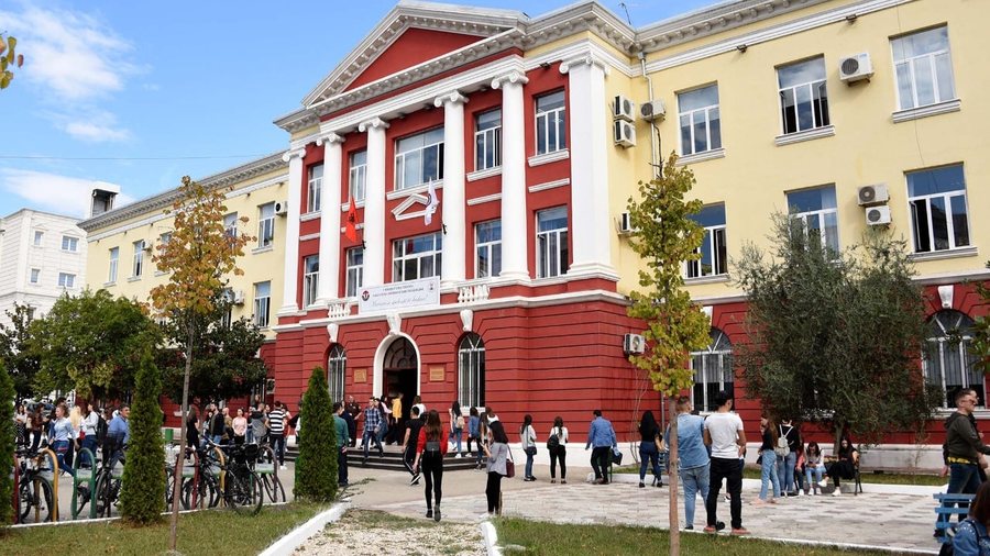 Maturantët duan “shtetin”, 60% e maturantëve kanë