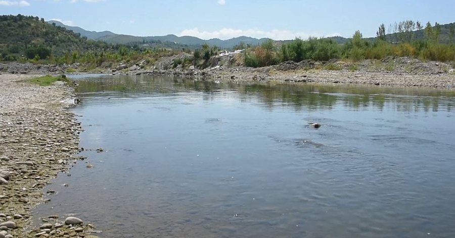 U gjet i mbytur në lumin Shkumbin, identifikohet viktma në Elbasan
