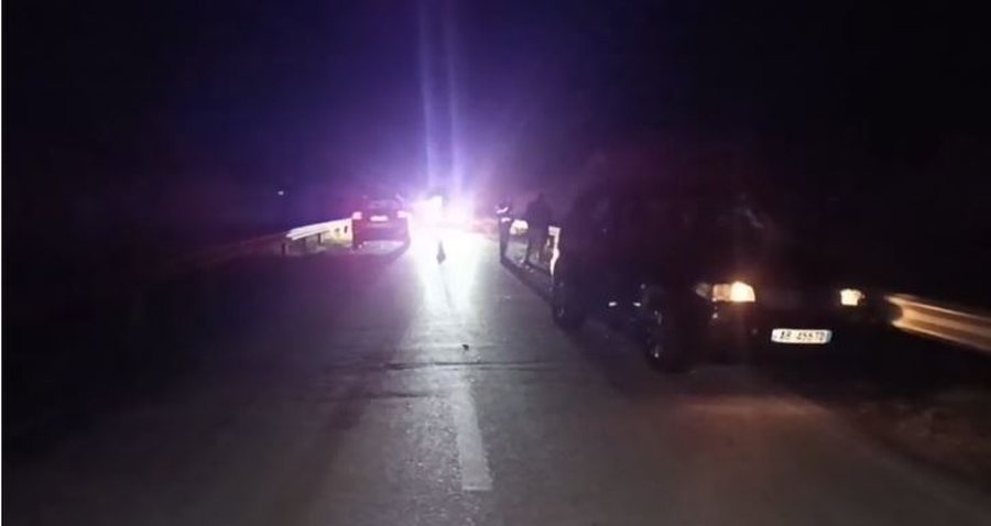 Aksident n&euml; Lushnje, drejtuesi i &ldquo;BMW&rdquo; p&euml;rplaset me