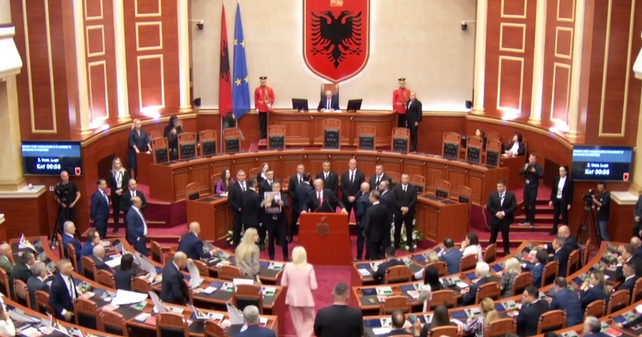 Berishës i hiqet fjala, deputetët e PD bllokojnë foltoren, garda