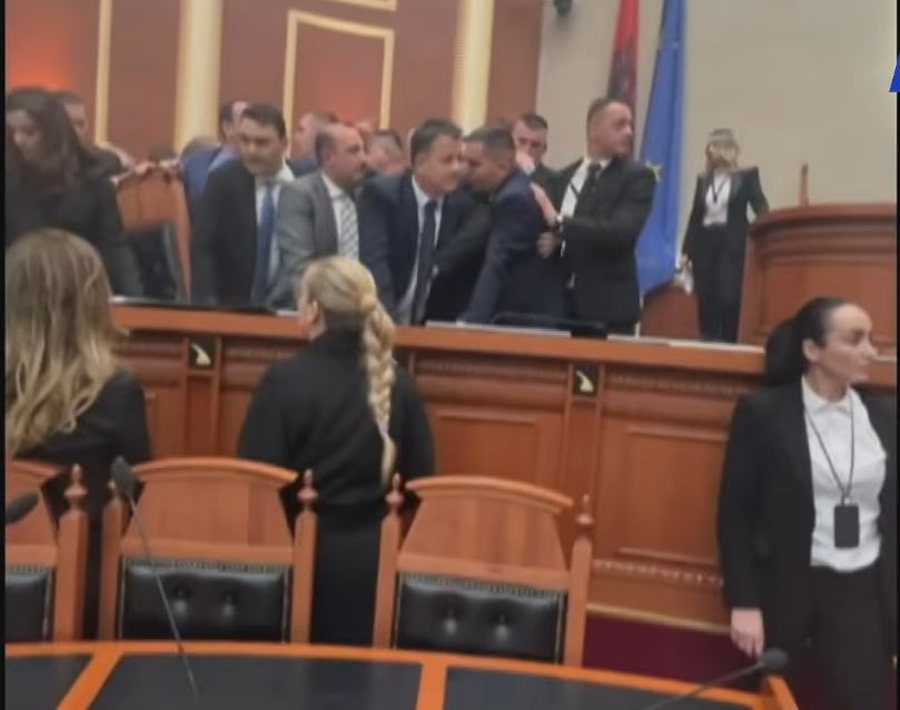 VIDEO/ Tensione n&euml; Kuvend, deputet&euml;t e PD p&euml;rplasen me