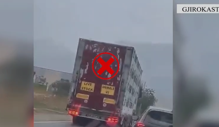 Kamioni kreu parakalim të rrezikshëm në aksin