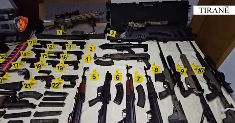 Zbulohet një arsenal armësh në kryeqytet, në pranga