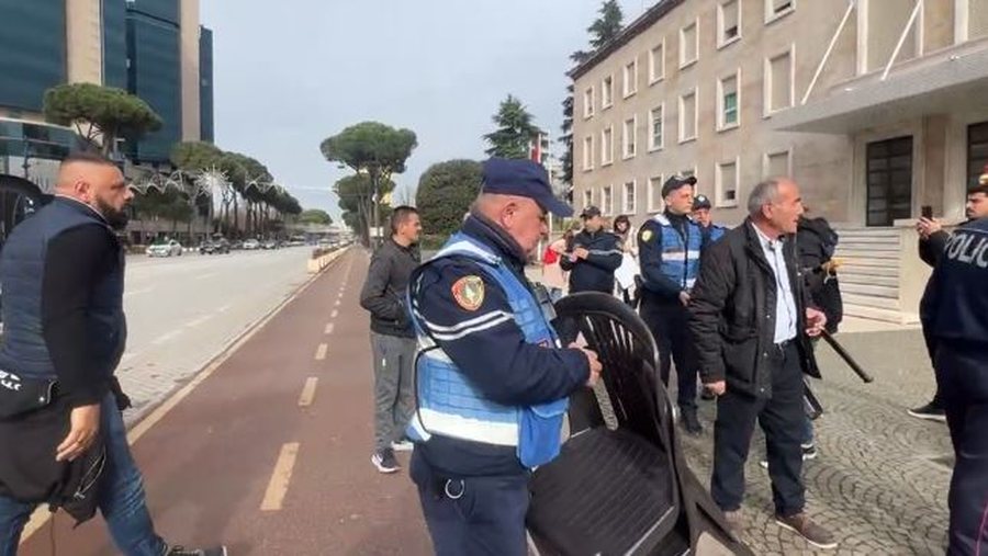 Rikthehen tensionet para Kryeministris&euml;! Policia &ldquo;shkul&rdquo;