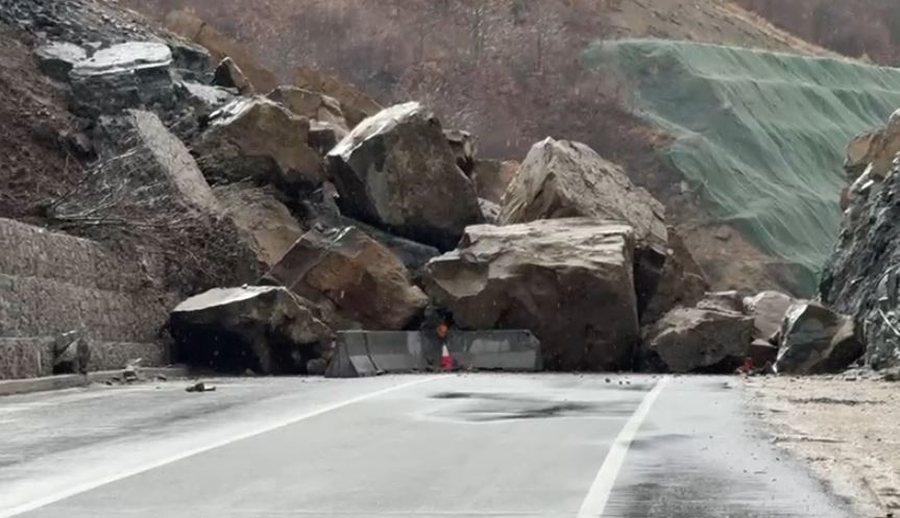 Shkëputet mali dhe bllokon rrugën/ U inagurua nga Balluku vetëm