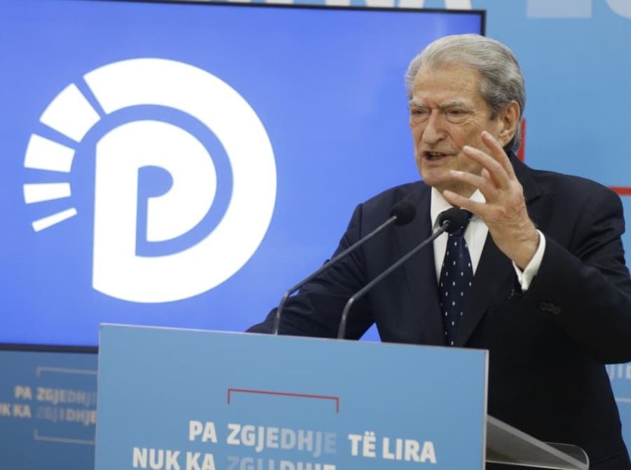 &ldquo;Loj&euml; me barrela dhe polic&euml;&rdquo;, Berisha: U hidhnin gaz