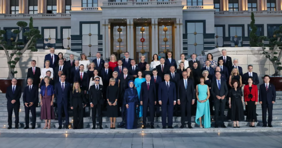 Nga Macron me syze t&euml; err&euml;ta te Rama me atlete t&euml; bardha e Meloni
