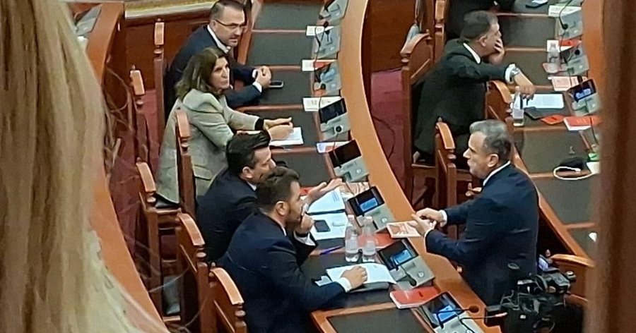 PRAPASKENAT/ Seanca u ndërpre, Balla i shkon Shehajt në vendin ku