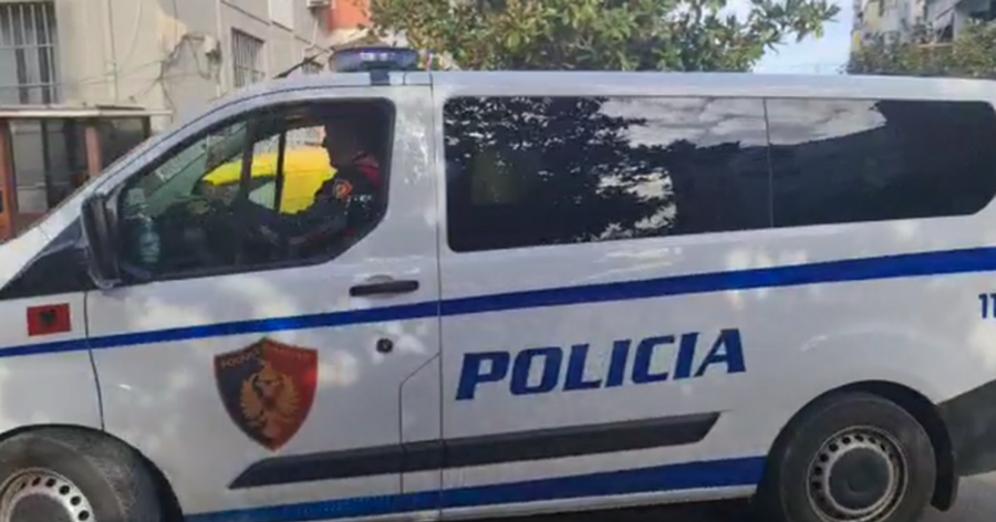 Morën me forcë në makinë një 48-vjeçar dhe e