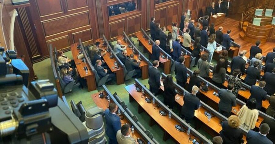 FOTOLAJM/ Kuvendi i Kosovës ngrihet në këmbë dhe mban