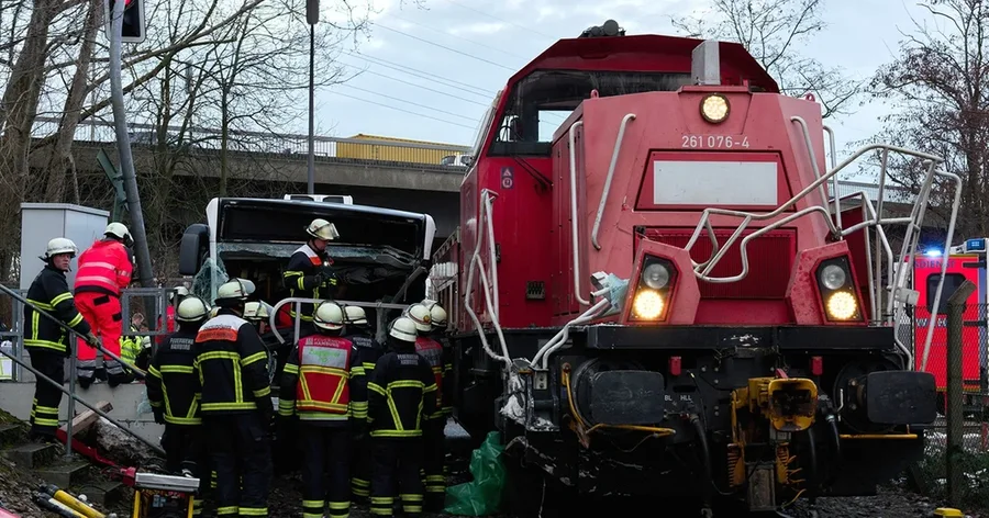 Autobusi p&euml;rplaset me nj&euml; tren n&euml; portin e Hamburgut, humb