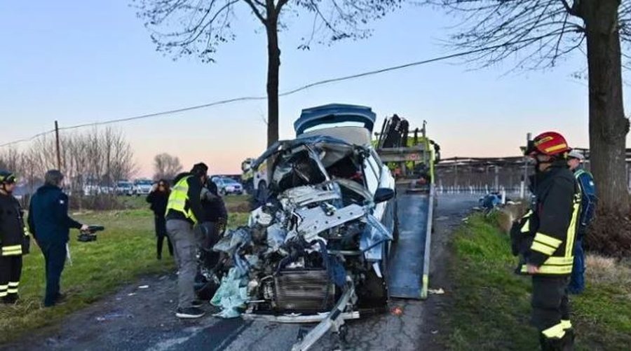 Aksident tragjik n&euml; Itali/ Makina e b&euml;r&euml; cop&euml;, dy t&euml;