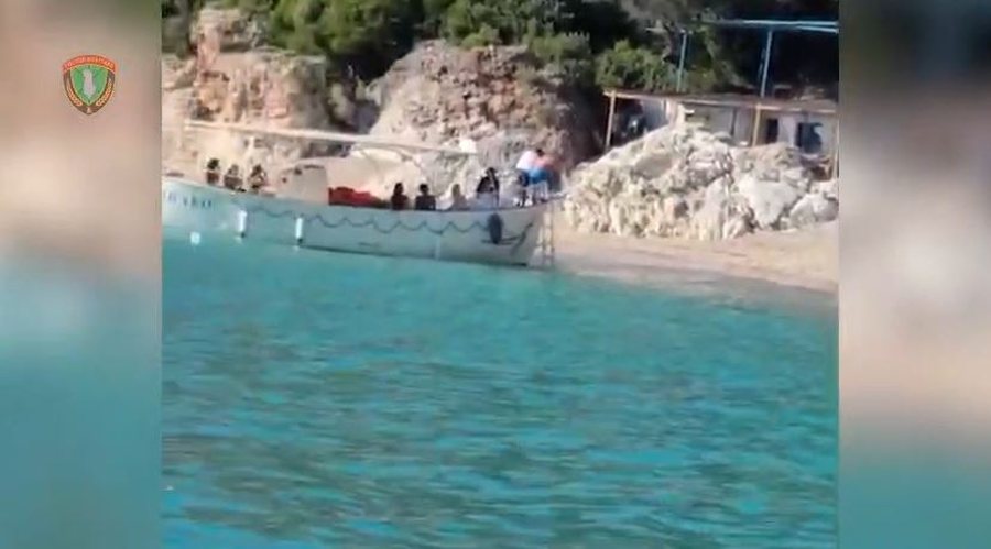 VIDEO/ Shkeli perimetrin e siguris&euml; duke rrezikuar jet&euml;n e pushuesve,