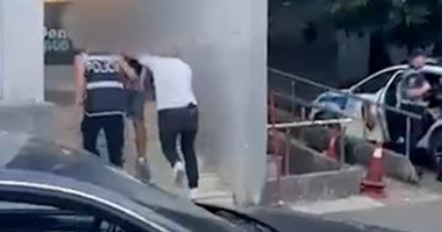 Lëvizte me armë me vete, arrestohet 31-vjeçari në