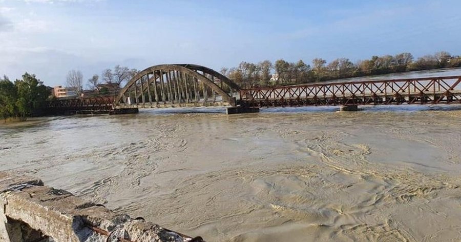 Vjosa del nga shtrati! P&euml;rmbyten sht&euml;pi e toka bujq&euml;sore! Rreth