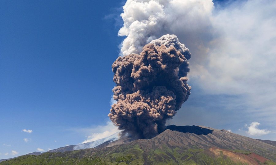 Zgjohet Etna! Re e dendur hiri mbi vullkanin m&euml; t&euml; madh aktiv n&euml;