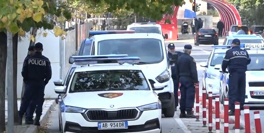 Kova n&euml; mes t&euml; rrug&euml;s pran&euml; Ambasad&euml;s amerikane ngre