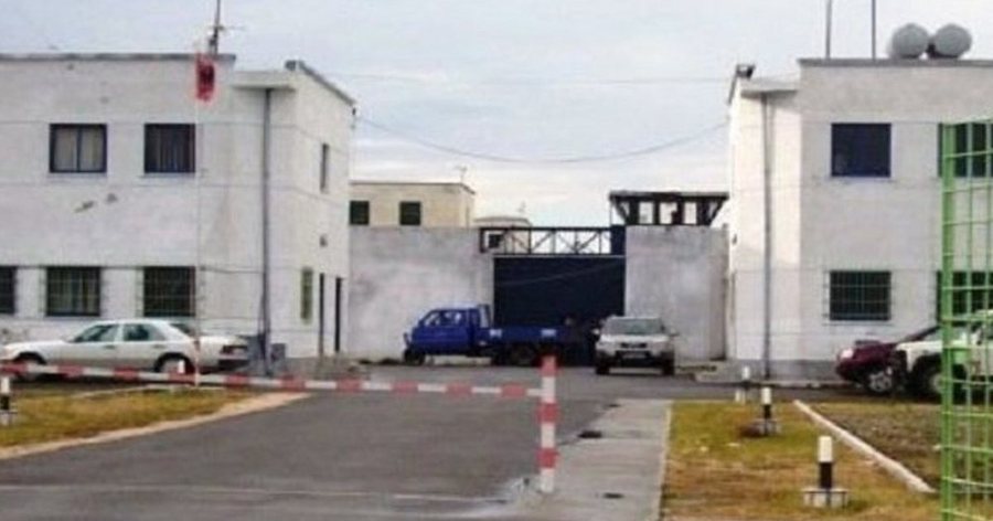 Punonjësi i Burgut të Lushnjes u arrestua për ryshfet, pezullohet