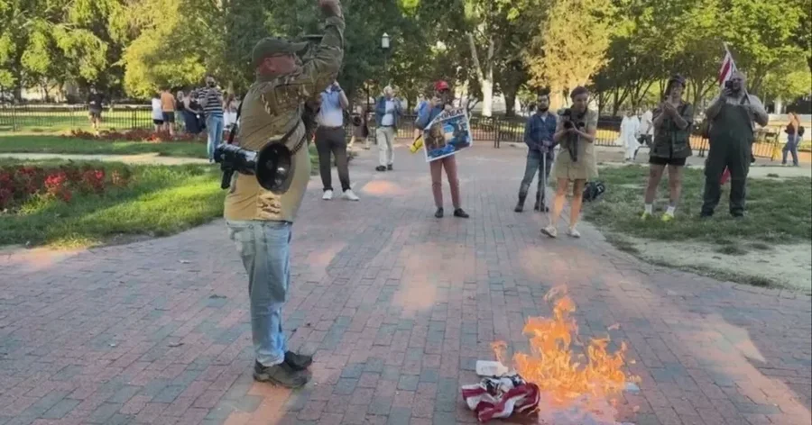 Dogji flamurin amerikan pranë Shtëpisë së Bardhë
