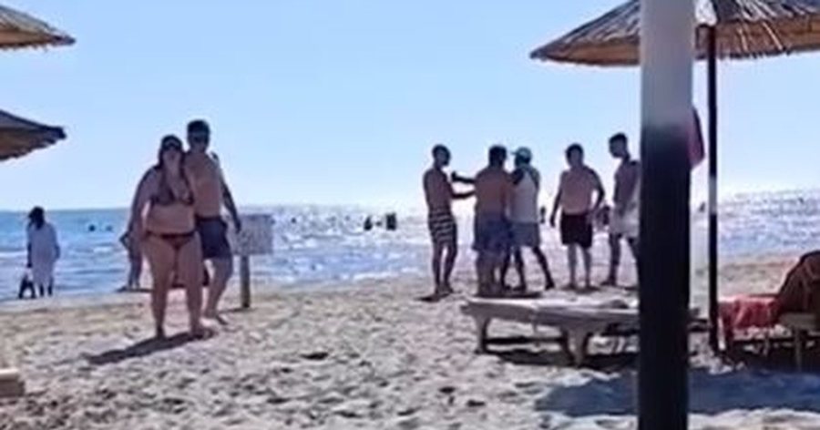 VIDEO/ U kërkoi që të mos luajnë me top pranë