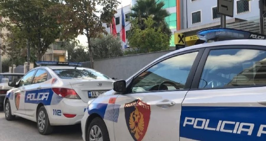 T&euml; sht&euml;na me arm&euml; n&euml; Kam&euml;z, nj&euml; person humb