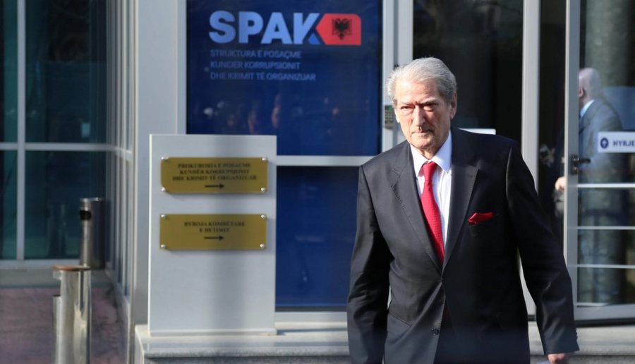 Në zbatim të masës së sigurisë, Sali Berisha paraqitet
