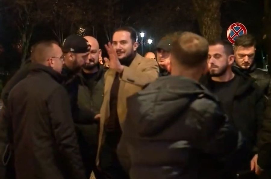 VIDEO/ Ish-deputeti i PD, Ervin Salianji i bashkohet protest&euml;s s&euml;