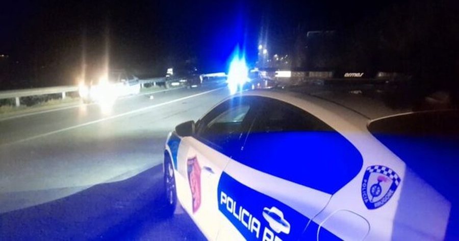 U përplas nga një makinë në aksin