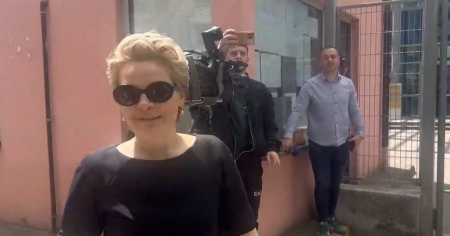 Monika Kryemadhi paraqitet në SPAK, batuta me gazetarët për