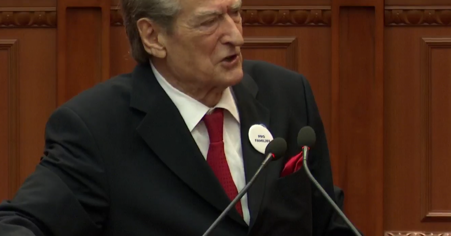 "Po riktheni Kushtetutën ateiste"/ Berisha: Nuk ka ndodhur