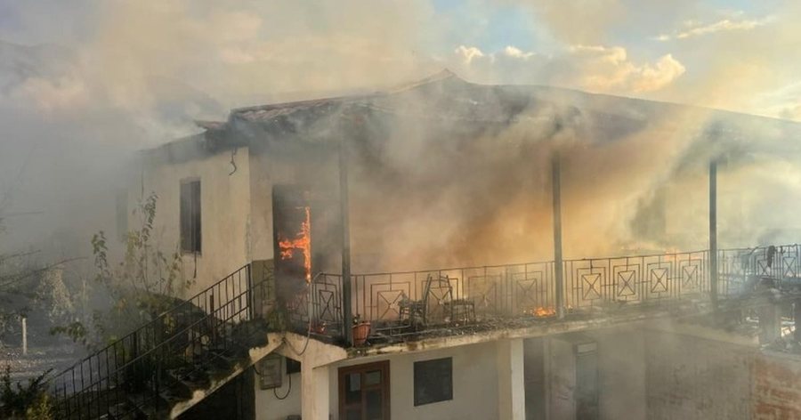 FOTO/ Flakët përpijnë katin e dytë të banesës