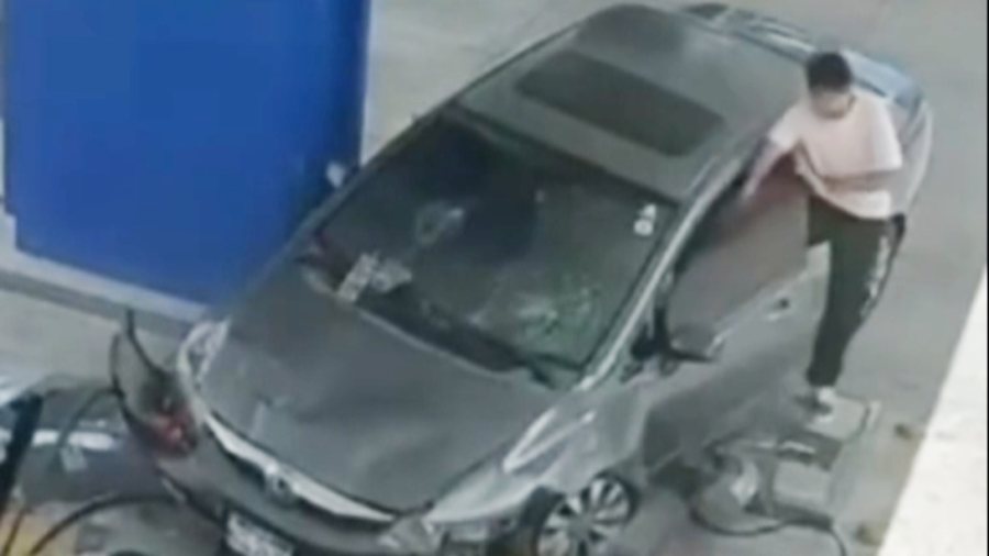 Video e frikshme! Makina p&euml;rplaset me nj&euml; pik&euml; karburanti dhe