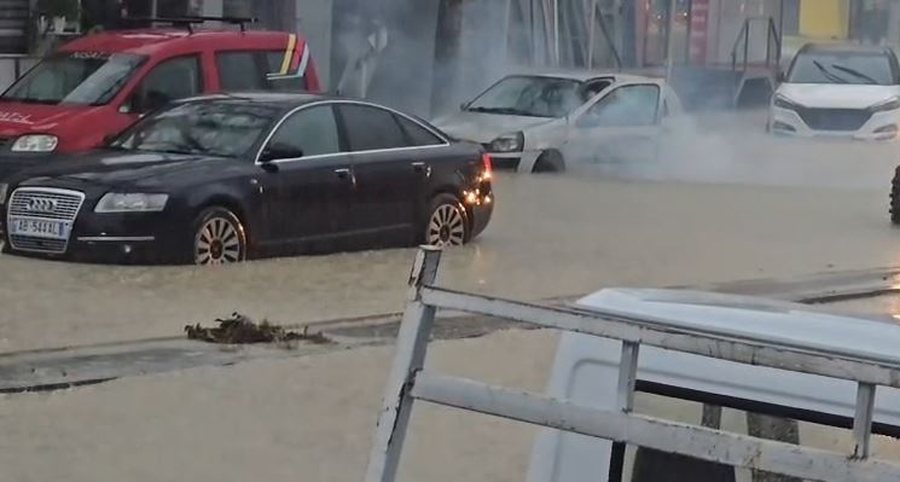 P&euml;rmbytjet n&euml; Durr&euml;s/ Iu p&euml;rmbyt sht&euml;pia, evakuohet