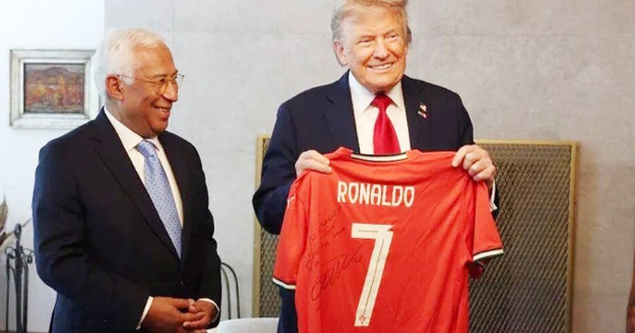 António Costa i dorëzon presidentit Trump fanelën CR7 në